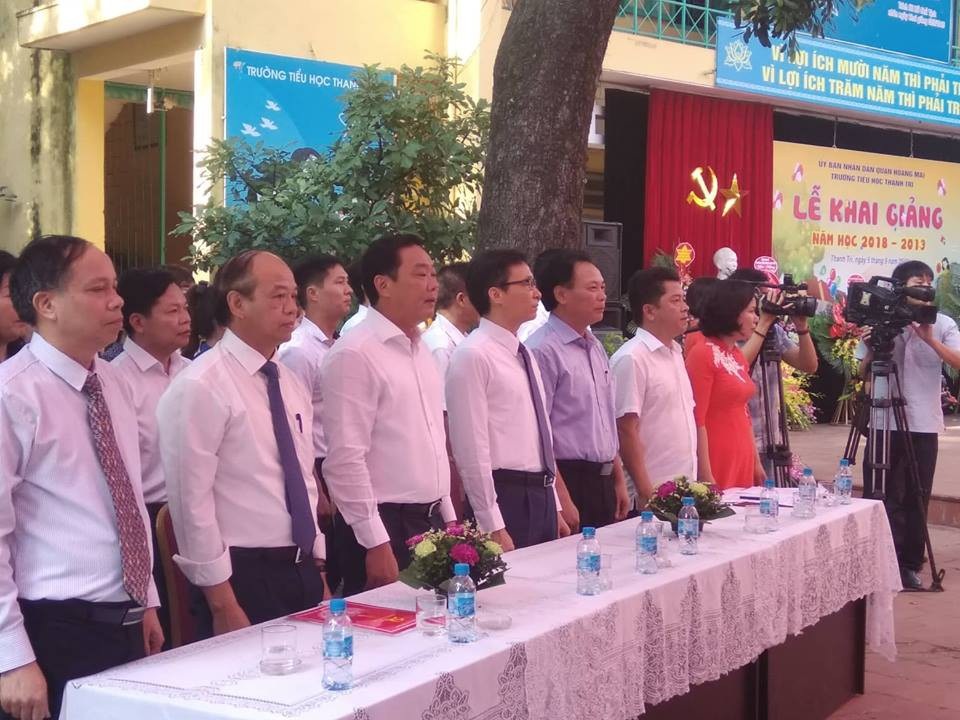Phó Thủ tướng Vũ Đức Đam cùng học sinh hát vang bài quốc ca ngày khai giảng - 1 Phó Thủ tướng Vũ Đức Đam và các khách mời cùng hát quốc ca trong lễ khai giảng ở Trường tiểu học Thanh trì sáng 5/9.
