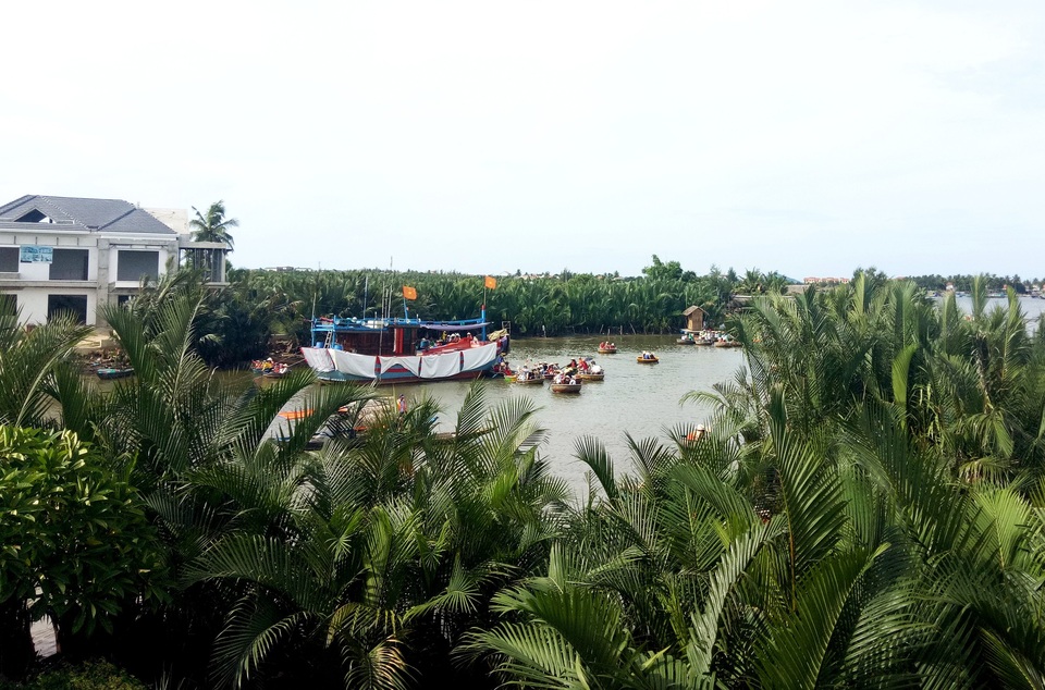 Hội An: Chấn chỉnh tình trạng bát nháo ở Khu du lịch sinh thái rừng dừa Bảy Mẫu - 4 Thuyền lớn chở du khách vào rừng dừa, kéo theo là một loạt thuyền thúng vào chở khách tham quan, mở nhạc lớn ảnh hưởng đến những người dân xung quanh; đặc biệt là những người thích không gian yên tĩnh