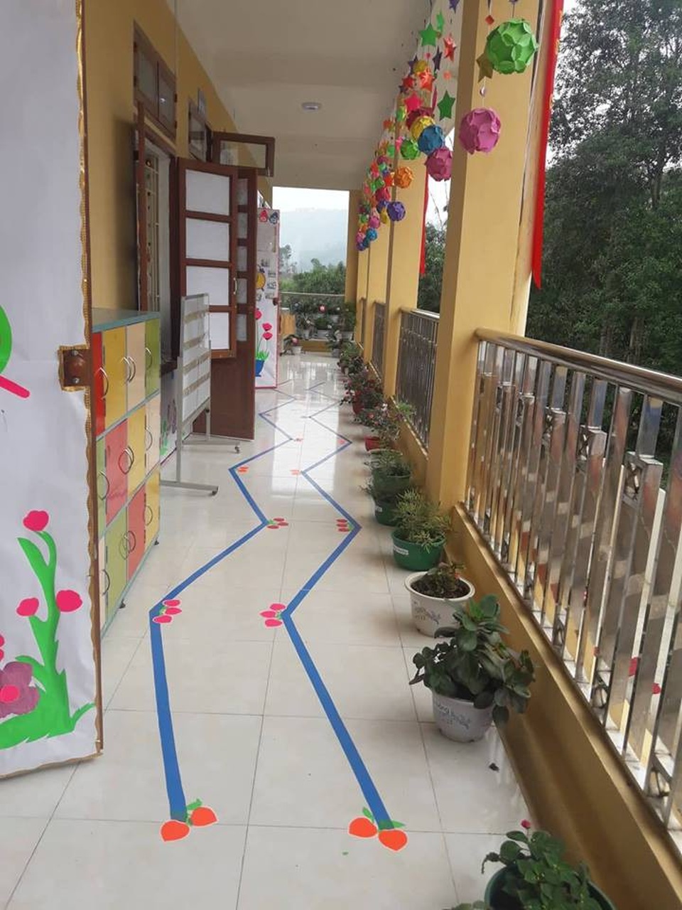 Náo nức ngày khai giảng ở những công trình phòng học mang tên Dân trí - 7
Không còn cảnh học trong nhà bếp, ngủ cạnh chuồng trâu của 2 năm trước, mà thay vào đó là 3 phòng học khang trang