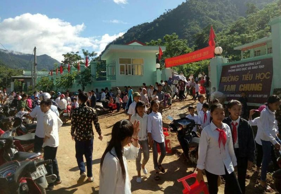 Nhiều trường nơi vùng lũ phải lùi ngày khai giảng do vẫn đang bị chia cắt - 3 Từ sáng sớm, phụ huynh đã đưa con em đến trường khai giảng năm học mới
