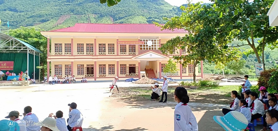 Náo nức ngày khai giảng ở những công trình phòng học mang tên Dân trí - 29
Trường THCS Chiềng Sơ nay đã khác, nhờ tấm lòng của bạn đọc sẻ chia qua báo Dân trí