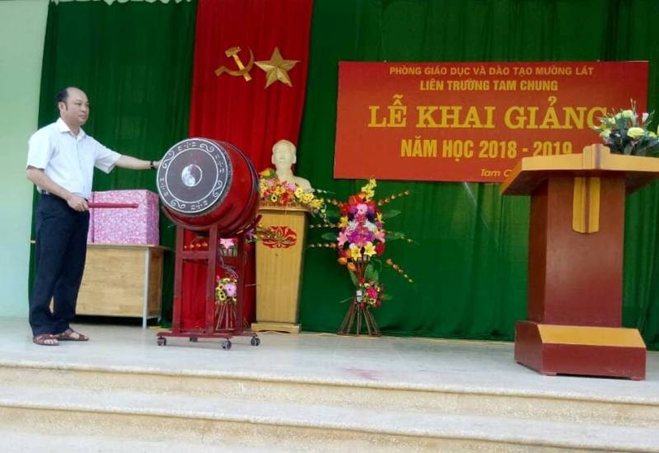 Nhiều trường nơi vùng lũ phải lùi ngày khai giảng do vẫn đang bị chia cắt - 11 Ông Cao Văn Cường, Chủ tịch UBND huyện Mường Lát đánh trống khai giảng năm học mới tại liên trường Tam Chung