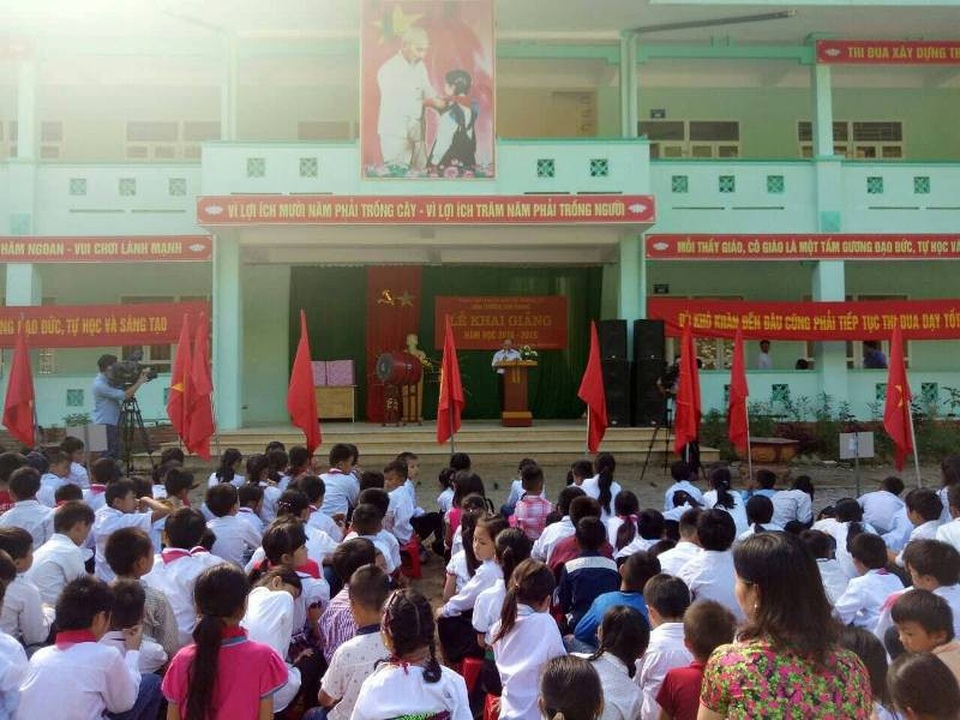 Nhiều trường nơi vùng lũ phải lùi ngày khai giảng do vẫn đang bị chia cắt - 2 Dù vừa trải qua cơn lũ kinh hoàng, nhưng ngành giáo dục huyện Mường Lát đã tổ chức khai giảng năm học mới đúng kế hoạch