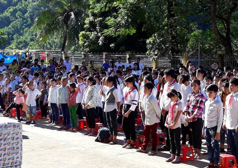Hàng trăm học sinh đi khai giảng nhờ vì trường bị lũ “xóa sổ” - 2 Hơn 260 học sinh trường Tiểu học Trung Sơn khai giảng nhờ tại trường THCS vì không còn trường lớp (Ảnh: Duy Tuyên)