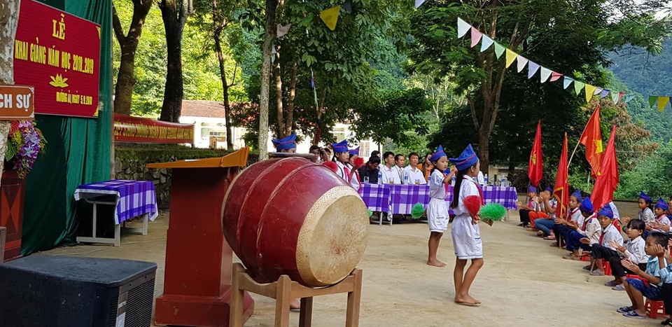Niềm vui ngày khai giảng ở ngôi trường khó khăn bậc nhất cả nước - 8 Cùng với các ngôi trường khác trên địa bàn toàn tỉnh, Trường Tiểu học Mường Ải có 290 em học sinh (59 em học sinh lớp 1) với 5 điểm lẻ và 1 điểm chính đi vào khai giảng năm học mới đã thành công hơn những gì mọi người suy nghĩ.