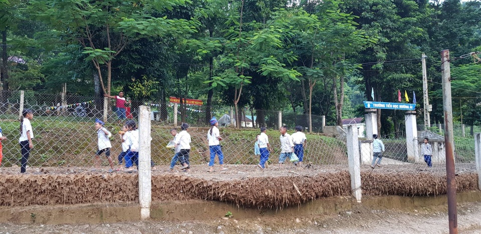Niềm vui ngày khai giảng ở ngôi trường khó khăn bậc nhất cả nước - 6 Các em học sinh Mường Ải đến trường dự lễ khai giảng năm học mới.
