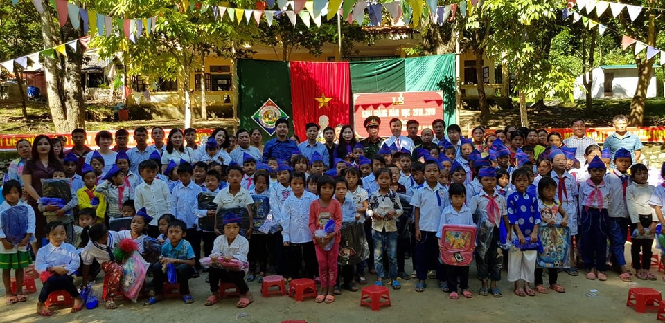 Niềm vui ngày khai giảng ở ngôi trường khó khăn bậc nhất cả nước - 9 Để động viên và hỗ trợ nhà trường, đoàn công tác đã hỗ trợ xây 1 nhà công vụ cho GV với số tiền 500 triệu đồng cùng sách vở, dép, áo cho các em học sinh. Ngoài trường TH Mường Ải.