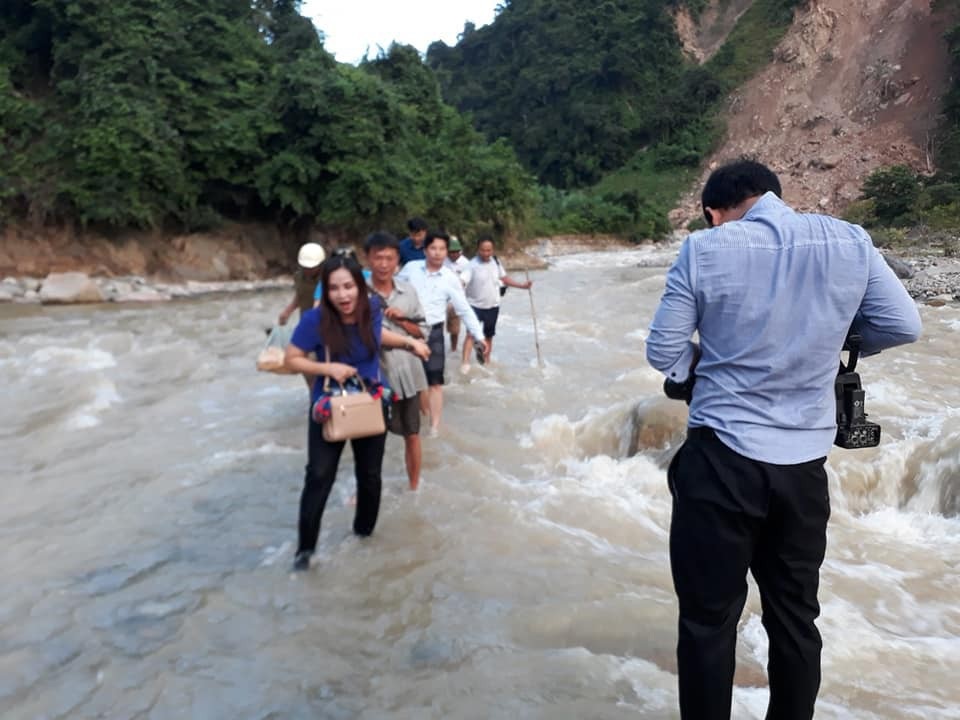 Niềm vui ngày khai giảng ở ngôi trường khó khăn bậc nhất cả nước - 2
Sáng nay 5/9, các giáo viên và đoàn công tác vào Trường Tiểu học Mường Ải khai giảng phải lội suối để đến trường.