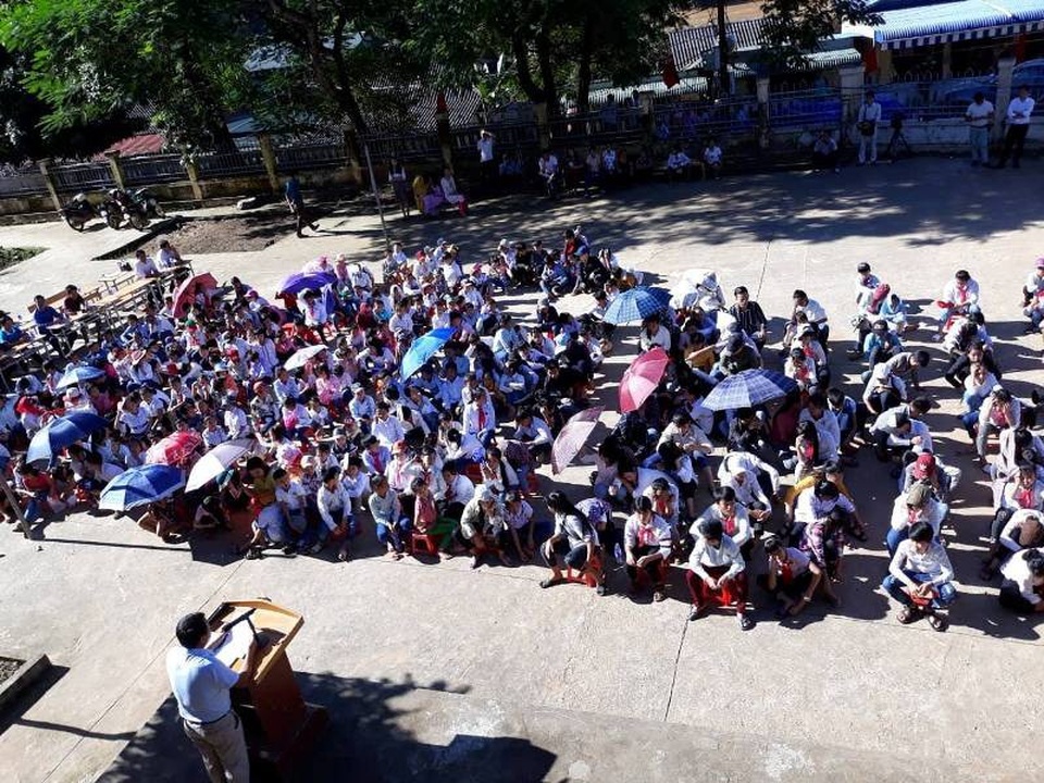 Hàng trăm học sinh đi khai giảng nhờ vì trường bị lũ “xóa sổ” - 3 Buổi lễ khai giảng đơn giản nhưng cũng đầy đủ các chương trình của học sinh vùng lũ (Ảnh: Duy Tuyên)