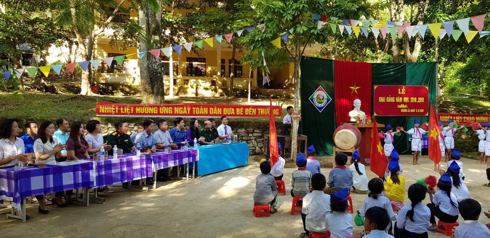 Niềm vui ngày khai giảng ở ngôi trường khó khăn bậc nhất cả nước - 7 Niềm vui ngày khai giảng ở ngôi trường khó khăn bậc nhất cả nước - 7