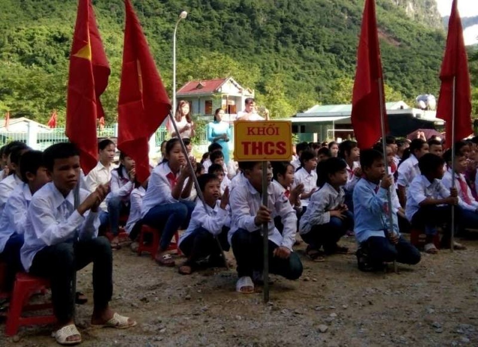 Nhiều trường nơi vùng lũ phải lùi ngày khai giảng do vẫn đang bị chia cắt - 5 Học sinh vượt khó khăn đến trường khai giảng