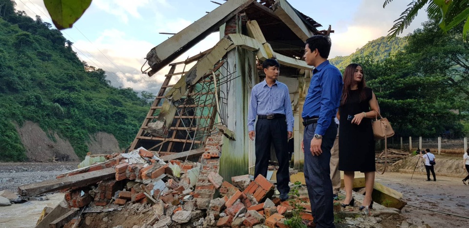 Niềm vui ngày khai giảng ở ngôi trường khó khăn bậc nhất cả nước - 4 Đoàn công tác thăm ngôi trường bị lũ đánh sập vừa qua.
