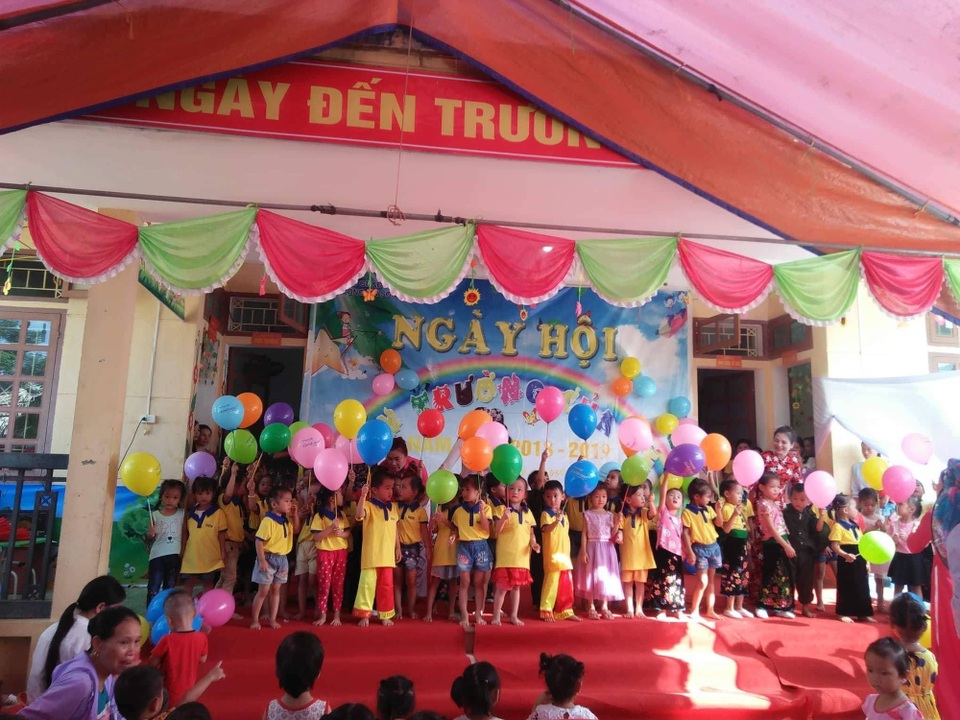 Náo nức ngày khai giảng ở những công trình phòng học mang tên Dân trí - 1
Các em học sinh Trường mầm non Sơn Lương tươi vui trong ngày khai giảng tại điểm trường bản Lầm, nơi mà báo Dân trí đã đầu tư xây dựng 3 phòng học mới khang trang sạch đẹp