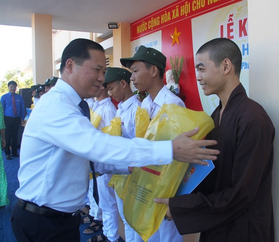 Trao học bổng đầu năm học mới cho học sinh vùng rốn lũ - 4 Phó Chủ tịch UBND tỉnh Bình Định Nguyễn Phi Long trao học bổng cho học sinh nhân dịp đầu năm học mới.