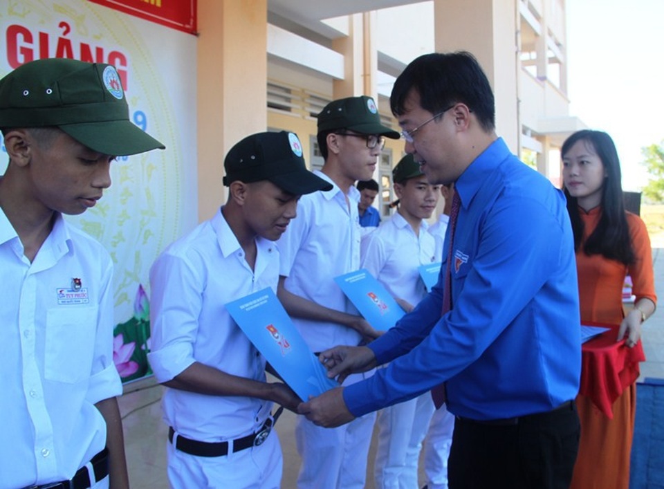 Trao học bổng đầu năm học mới cho học sinh vùng rốn lũ - 1 Trao học bổng đầu năm học mới cho học sinh vùng rốn lũ - 1