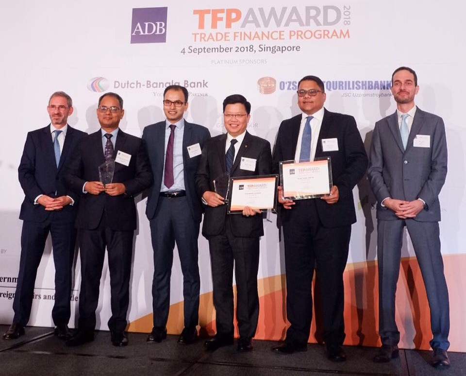 ADB vinh danh TPBank là ngân hàng có Tài trợ thương mại xuất sắc nhất cho doanh nghiệp SME - 1
Tổng Giám đốc TPBank - ông Nguyễn Hưng đại diện cho TPBank nhận giải Best SME Deal từ ADB