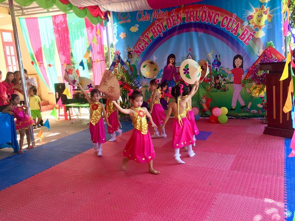 Náo nức ngày khai giảng ở những công trình phòng học mang tên Dân trí - 12 Náo nức ngày khai giảng ở những công trình phòng học mang tên Dân trí - 12