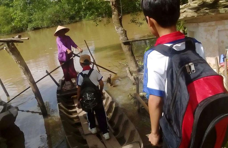 Những con đò đi tìm chữ của học trò vùng sông nước miền Tây - 2 Các em học sinh trường Tiểu học Tường Lộc A và trường THCS Mỹ Thạnh Trung (huyện Tam Bình, Vĩnh Long) cũng phải đến trường bằng ghe