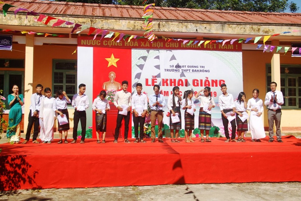 Phu nhân cố Tổng Bí thư Lê Duẩn tặng xe đạp cho học sinh nghèo nhân ngày khai giảng - 5 Những chiếc áo sơ mi mới tặng học sinh ngày khai trường