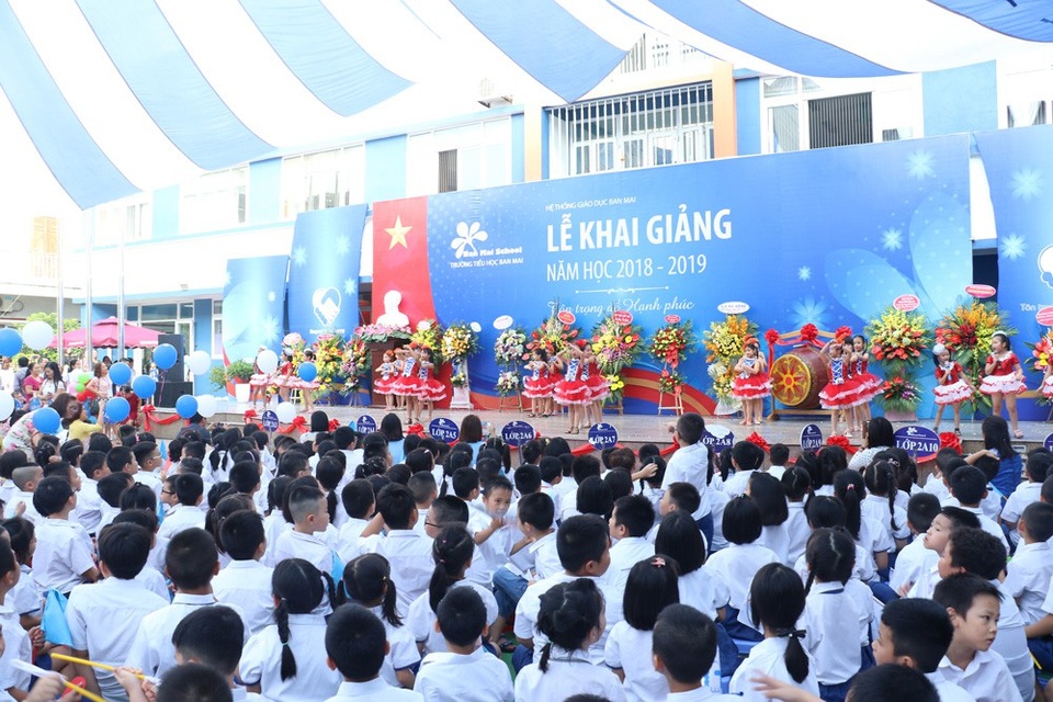 Học trò cả nước náo nức trong lễ khai giảng - 28
Thầy trò trường tiểu học Ban Mai (Hà Đông, Hà Nội) trong lễ khai giảng năm học 2018-2019