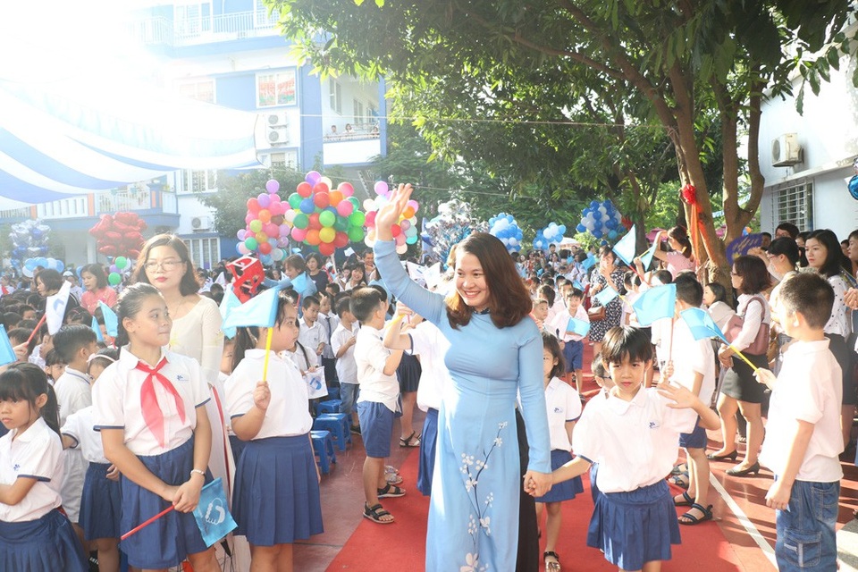 Học trò cả nước náo nức trong lễ khai giảng - 29
...cùng chào đón các em học sinh lớp 1.