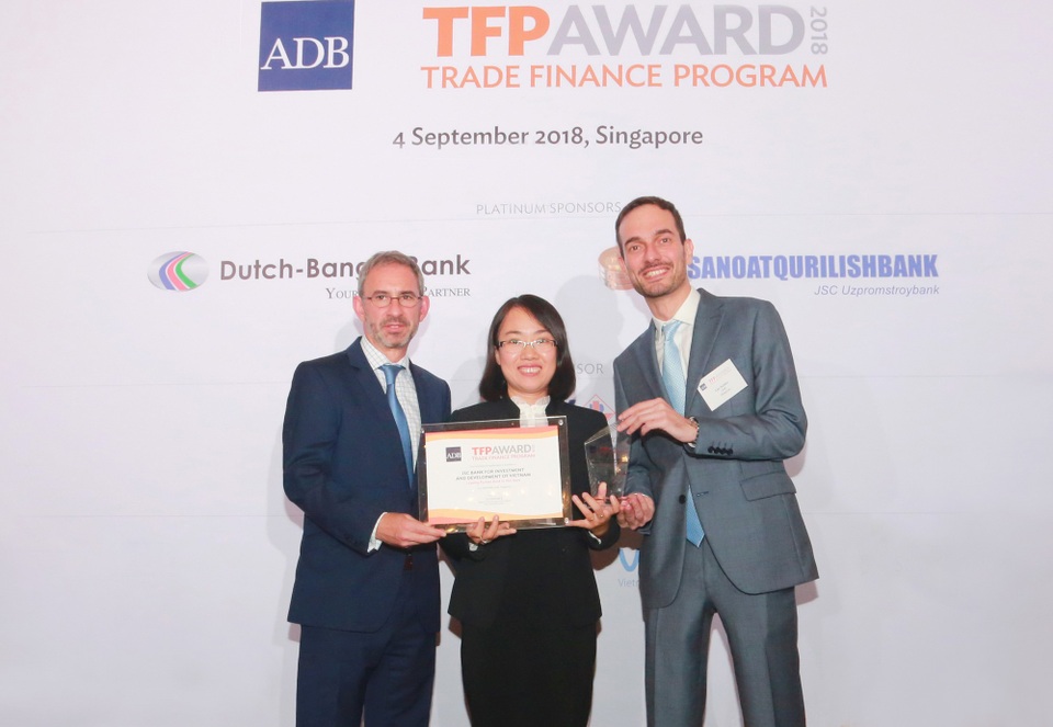 ADB coi BIDV là đối tác hàng đầu tại Việt Nam - 1
Bà Trương Thị Thu Ba, Phó Giám đốc Ban Định chế tài chính BIDV,đại diện BIDV nhận giải thưởng từ ADB.