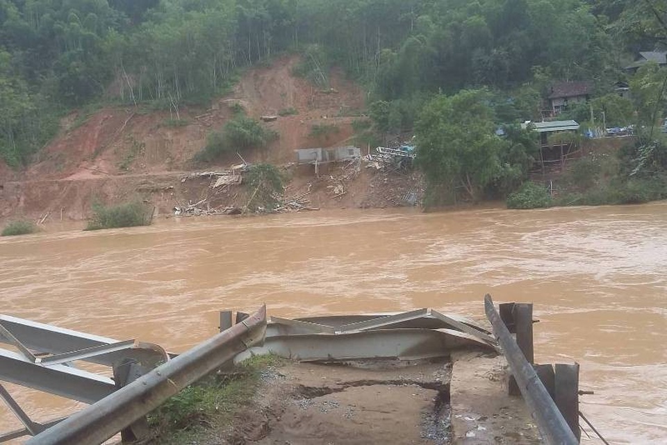 Hàng trăm học sinh đi khai giảng nhờ vì trường bị lũ “xóa sổ” - 4 Cầu treo xã Thành Sơn bị lũ cuốn khiến việc đi lại của học sinh gặp nhiều khó khăn.