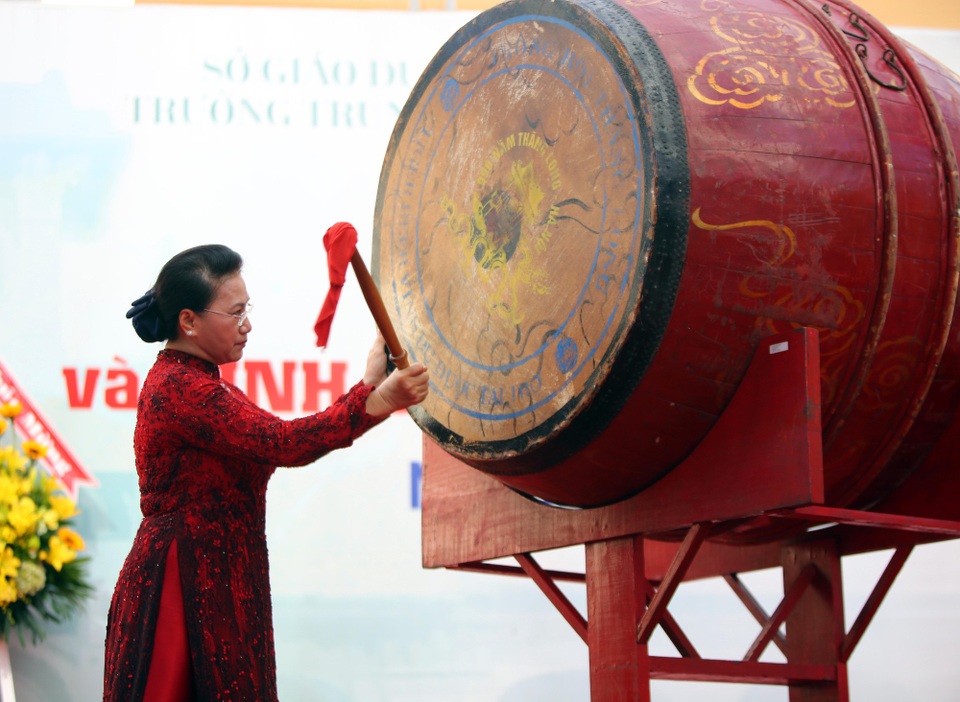 Chủ tịch Quốc hội Nguyễn Thị Kim Ngân đánh trống khai giảng tại TPHCM - 6
Chủ tịch Quốc hội Nguyễn Thị Kim Ngân đánh trống khai giảng tại ngôi trường với bề dày 90 năm lịch sử.