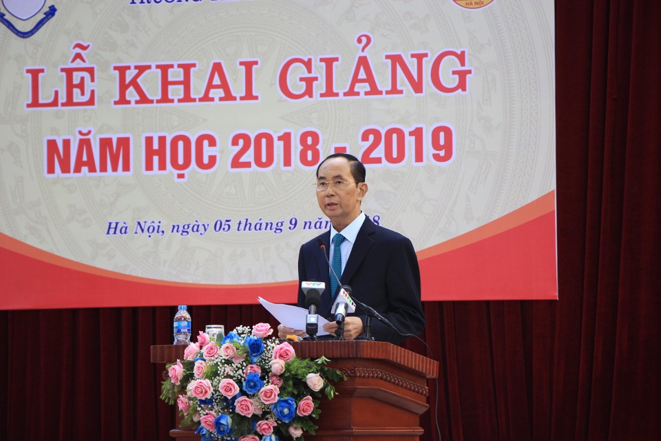 Học trò cả nước náo nức trong lễ khai giảng - 1
Chủ tịch nước Trần Đại Quang phát biểu trong buổi lễ khai giảng tại trường THPT Chu Văn An, Hà Nội.