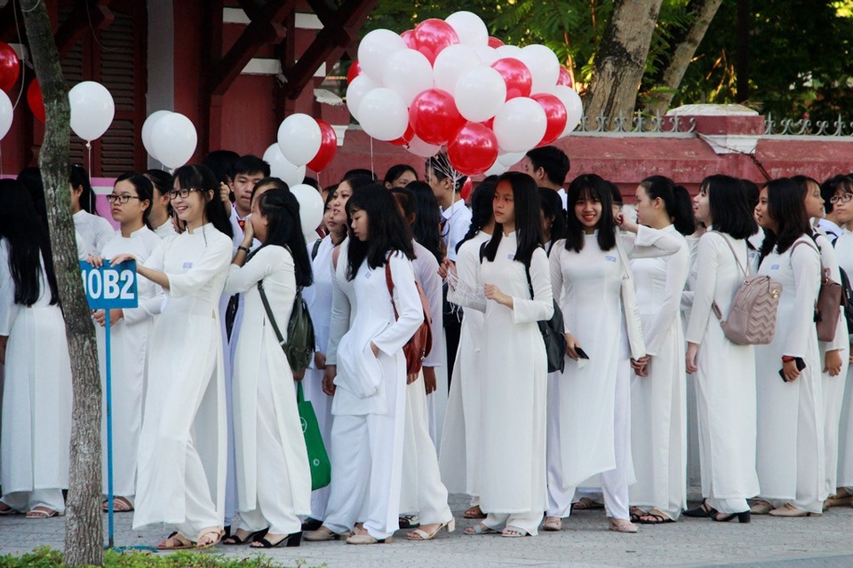 Chủ tịch tỉnh Thừa Thiên Huế vận động nữ sinh các trường đại học, THPT mặc áo dài - 1 Nữ sinh trường THPT Hai Bà Trưng, TP Huế mặc áo dài trắng tinh khôi dự lễ khai giảng năm học 2018-2019 (ảnh: N.T)