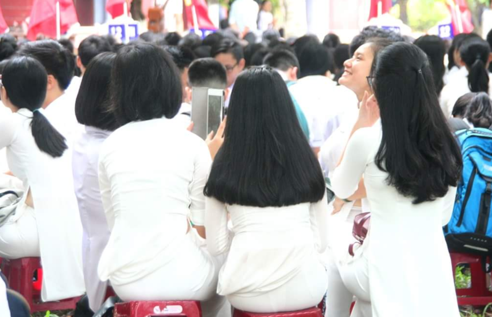 Chủ tịch tỉnh Thừa Thiên Huế vận động nữ sinh các trường đại học, THPT mặc áo dài - 4 Tà áo dài và mái tóc thề là nét đẹp của nữ sinh xứ Huế (ảnh: Đại Dương)