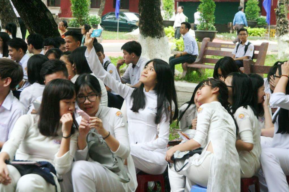 Chủ tịch tỉnh Thừa Thiên Huế vận động nữ sinh các trường đại học, THPT mặc áo dài - 3
Nữ sinh trường THPT chuyên Quốc Học trong tà áo dài ngày khai trường.