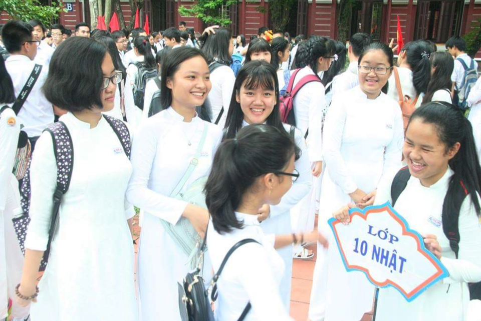 Chủ tịch tỉnh Thừa Thiên Huế vận động nữ sinh các trường đại học, THPT mặc áo dài - 2 Chủ tịch tỉnh Thừa Thiên Huế vận động nữ sinh các trường đại học, THPT mặc áo dài - 2