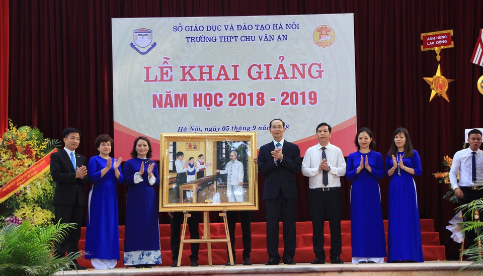 Chủ tịch nước Trần Đại Quang: “Đổi mới dạy học theo hướng hiện đại, giúp học sinh phát triển tư duy, sáng tạo” - 3 Chủ tịch nước tặng quà lưu niệm cho thầy và trò Trường THPT Chu Văn An.