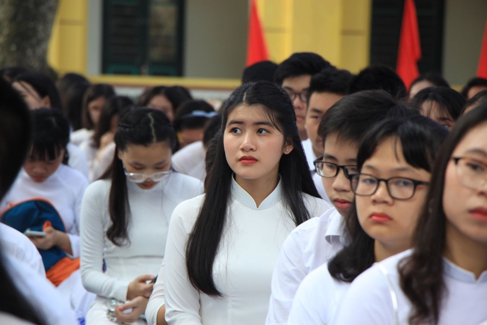 Chủ tịch nước Trần Đại Quang: “Đổi mới dạy học theo hướng hiện đại, giúp học sinh phát triển tư duy, sáng tạo” - 4 Những em học sinh rạng rỡ, xinh xắn trong tà áo dài ngày khai giảng trường THPT Chu Văn An.