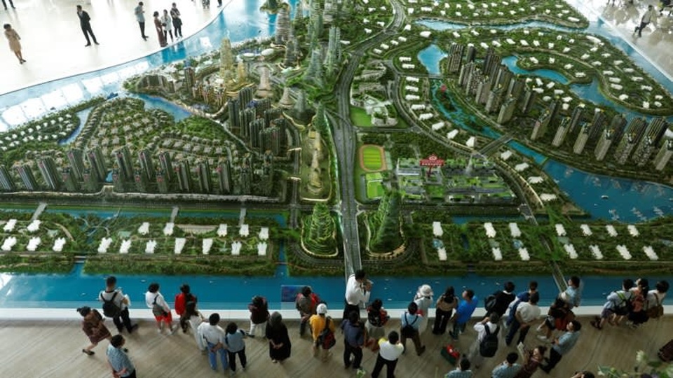 Trung Quốc ra sức cứu vớt dự án tỷ USD tại Malaysia - 2 Khách hàng đang xem xét mô hình của dự án Forest Gardens ở Johor Bahru, Malaysia. (Nguồn: Reuters)