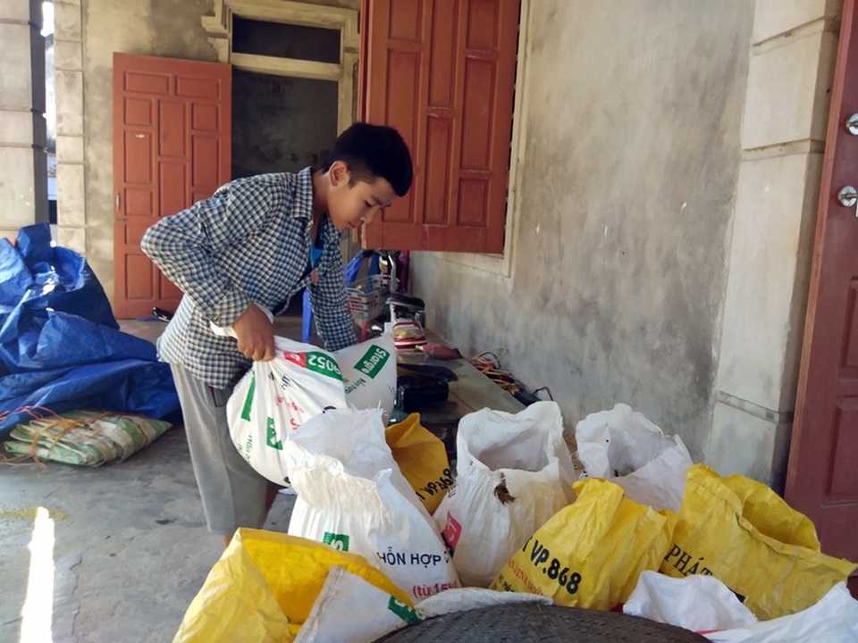 Xúc động tình cảm của bạn đọc báo Dân trí dành cho “cậu học trò đội khăn tang đi thi” - 1
Cha mẹ mất, Duy vừa hết lớp 9 đã trở thành trụ cột của gia đình. Em thay bố mẹ lo lấy sào ruộng, bảo ban, dạy dỗ em trai. Tình cảnh của Duy đã khiến bao bạn đọc báo Dân trí cảm động, xót thương.
