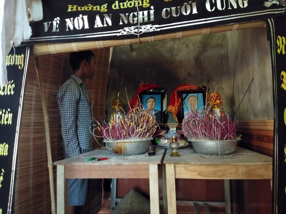 Đội khăn tang đi thi báo hiếu bố mẹ, thi đậu rồi cậu bé ngậm ngùi nghỉ học - 4 Duy trước di ảnh của bố mẹ
