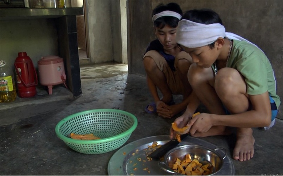 Đội khăn tang đi thi báo hiếu bố mẹ, thi đậu rồi cậu bé ngậm ngùi nghỉ học - 10 Cuộc sống của anh em Duy, Lý giờ đang quá khó khăn
