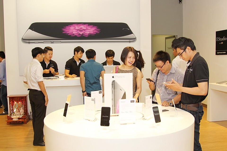 "Vua hàng hiệu" Johnathan Hạnh Nguyễn chuẩn bị bán iPhone tại Việt Nam - 2 "Vua hàng hiệu" Johnathan Hạnh Nguyễn chuẩn bị bán iPhone tại Việt Nam - 2