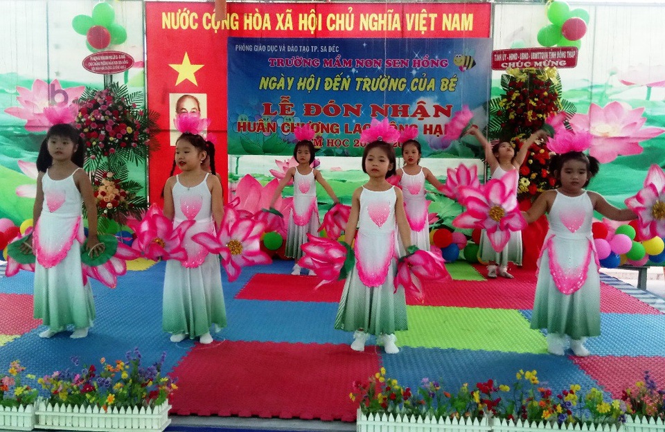Học trò cả nước náo nức trong lễ khai giảng - 82 Tiết mục văn nghệ chào mừng lễ khai giảng của các bé trường mầm non Sen Hồng (TP Sa Đéc, tỉnh Đồng tháp). Trong năm học 2018-2019, toàn tỉnh Đồng Tháp có khoảng 350.000 học sinh nhập học.