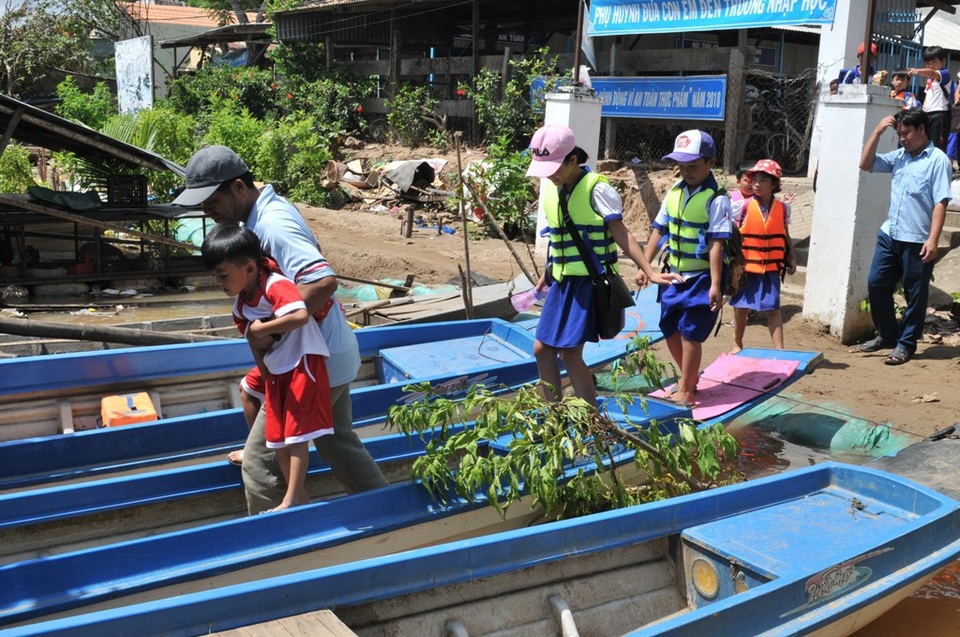 Học trò cả nước náo nức trong lễ khai giảng - 81 Các em học sinh trường tiểu học B Vĩnh Hội Đông (huyện An Phú, tỉnh An Giang) được các phụ huynh đưa xuống đò về nhà sau lễ khai giảng. Do đường đến trường bị ngập nên tại ngôi trường này có 151 học sinh được UBND xã tổ chức đưa đón đến trường.