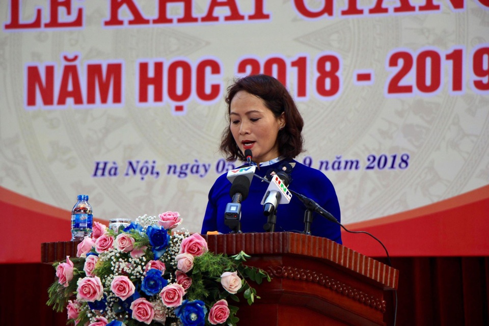 Chủ tịch nước Trần Đại Quang: “Đổi mới dạy học theo hướng hiện đại, giúp học sinh phát triển tư duy, sáng tạo” - 2 Bà Lê Mai Anh, Hiệu trưởng trường THPT Chu Văn An phát biểu trong buổi lễ khai giảng năm học mới 2018-2019.
