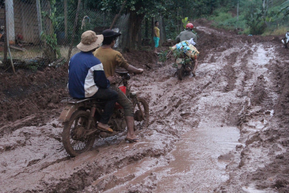 Theo chân cô trò bản vùng cao vượt núi băng rừng đi khai giảng - 1
Sau ba tháng mưa liên tục, con đường độc đạo nối liền hai bản Đoàn Kết và Tân Lập (xã Đắk Ngo, huyện Tuy Đức, tỉnh Đắk Nông) ướt nhẹp và lầy lội. Một bên là vực thẳm, một bên là lau lách và cây cối um tùm nên nhiều em phải ngồi buộc chặt sau xe máy để bố mẹ chở tới trường.