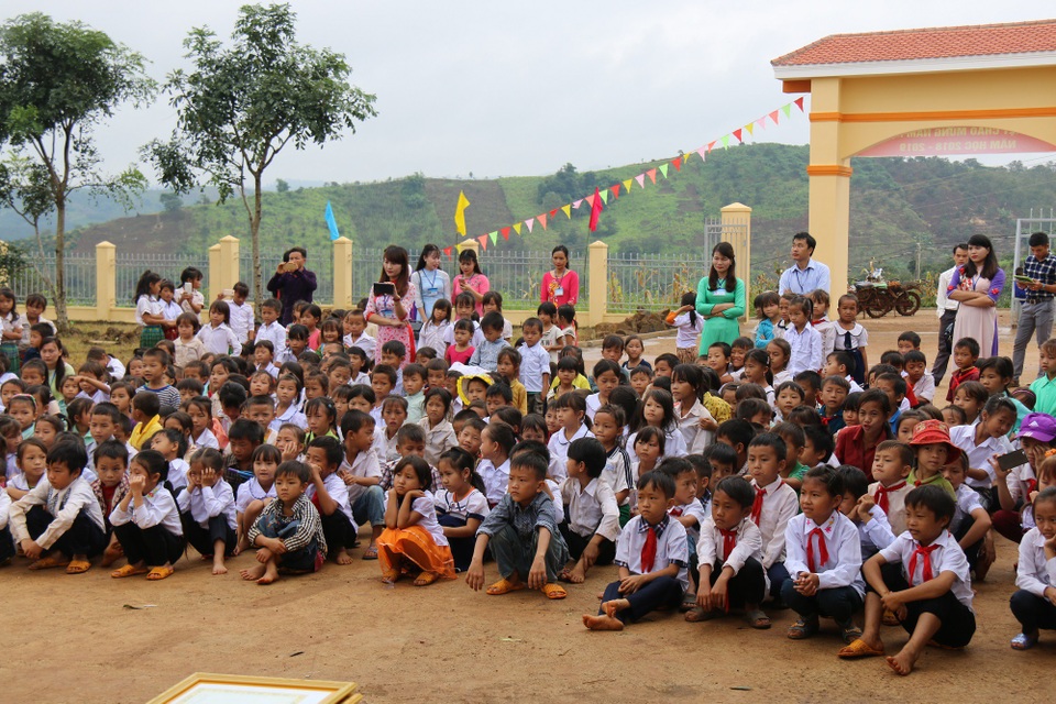 Xúc động hình ảnh học sinh ngồi bệt đón khai giảng tại bản nghèo nhất Đắk Nông - 1
Hình ảnh các em học sinh ngồi bệt háo hức trong lễ khai giảng lần đầu trong đời đối với phần lớn các em.