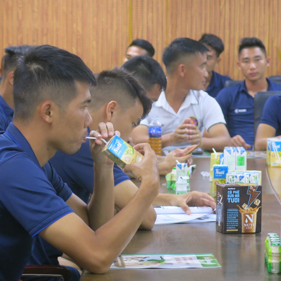 NutiFood tập huấn kiến thức dinh dưỡng cho CLB bóng đá Sài Gòn - 2 Các cầu thủ tham dự chương trình được NutiFood phát tài liệu về dinh dưỡng và uống sữa NutiFood
