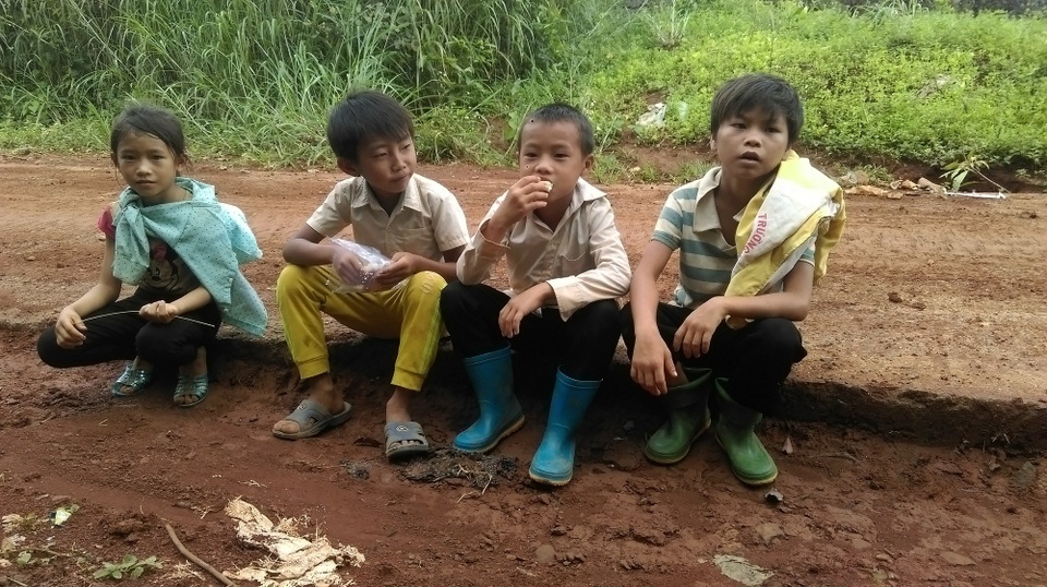 Theo chân cô trò bản vùng cao vượt núi băng rừng đi khai giảng - 9
Đi khai giảng từ 5h sáng, nhiều em vẫn chưa có gì lót dạ. Trong lúc nghỉ ngơi, Giàng A Chung (học sinh lớp 2) lôi ngay túi cơm bố mẹ chuẩn bị sẵn ra chia cho các bạn cùng ăn. Bữa cơm sáng chỉ có cơm và một chút muối ớt nhưng tất cả đều ăn ngon lành vì trước đó mất nhiều sức để leo núi.