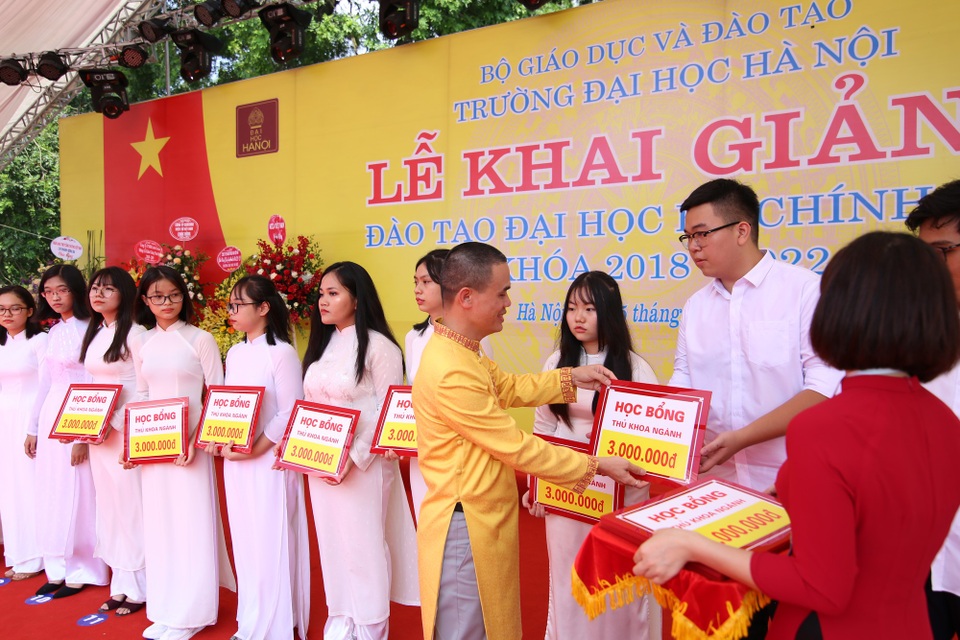Học trò cả nước náo nức trong lễ khai giảng - 19
Hiệu trưởng trường ĐH Hà Nội trao học bổng cho các tân sinh viên xuất sắc năm học mới