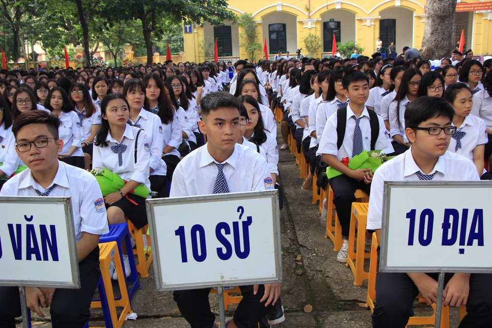 Chủ tịch nước Trần Đại Quang: “Đổi mới dạy học theo hướng hiện đại, giúp học sinh phát triển tư duy, sáng tạo” - 6
Các em học sinh vừa thi đỗ vào lớp 10 năm nay trong lễ khai giảng tại ngôi trường hơn trăm tuổi.