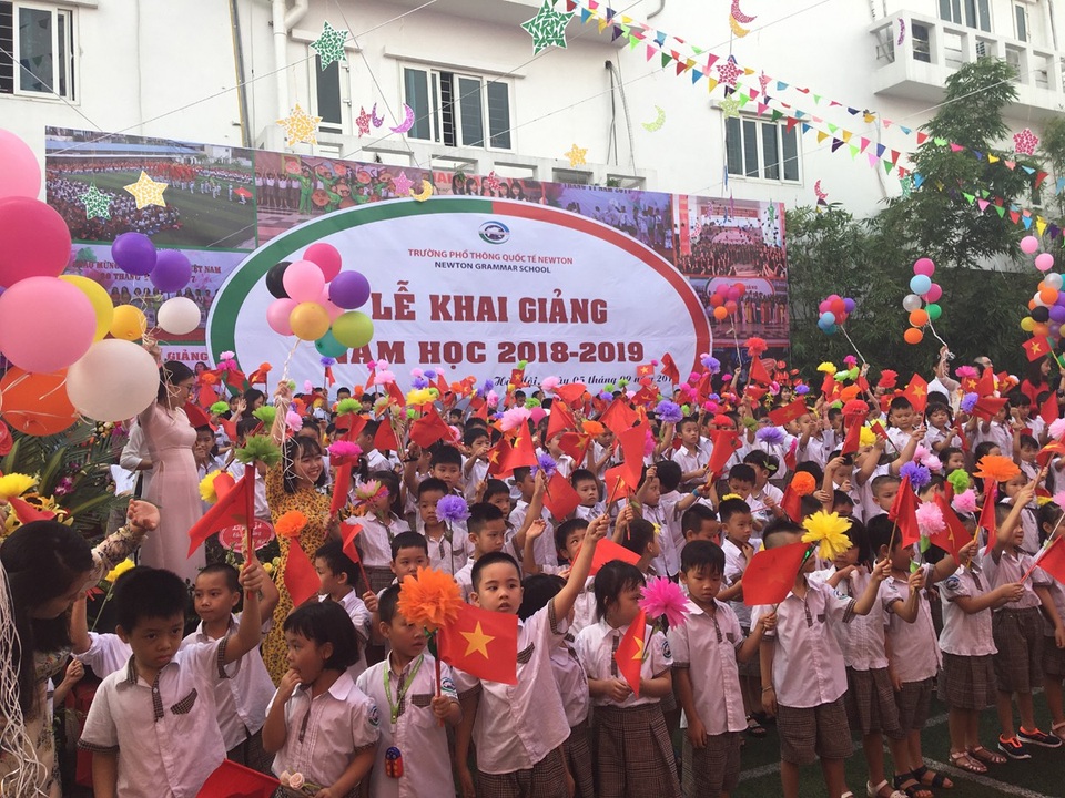 Học trò cả nước náo nức trong lễ khai giảng - 17 Các học sinh lớp 1 hân hoan ngày khai giảng tại Trường Phổ thông Quốc tế Newton, Hà Nội.